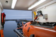 En orange stor drone er klar for tokt.