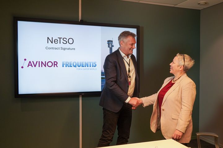 Abraham Foss, CEO of Avinor, and Monika Haselbacher, COO of Frequentis. Photo: Avinor / Ylva Celius Trulsen.