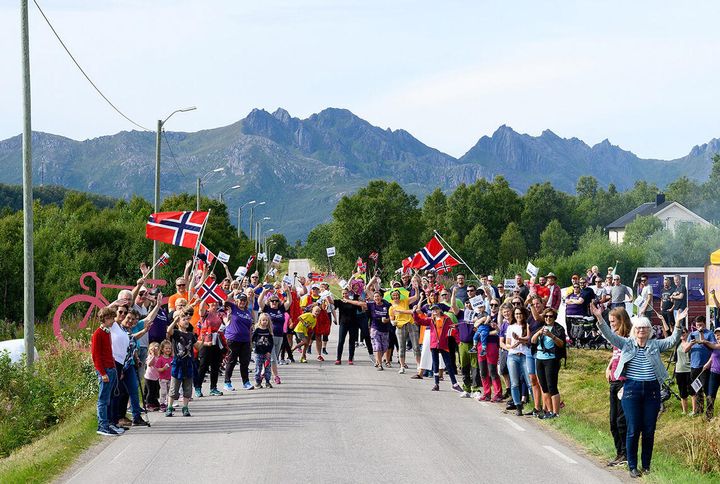 FOLKEFEST: Arctic Race of Norway er et samarbeidsprosjekt som har skapt folkefest og ringvirkninger i hele Nord-Norge. Nå jobber arrangørene for å oppnå noen av de samme effektene rund den nyetablerte løpsfesten i Vesterålen. Foto: ARN
