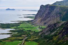 VAKRE OMGIVELSER: Hadseløya utgjør en perfekt maratontrase fra naturens side, og de naturgitte omgivelsene er spektakulære. Foto: Arctci Race of Norway