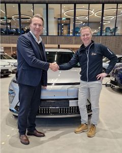 BILER FRA HYUNDAI: Administrerende direktlør Thomas Rosvold i Hyundai leverer 130 elbiler til Arctic Race of Norway og daglig leder Knut-Eirik Dybdal.