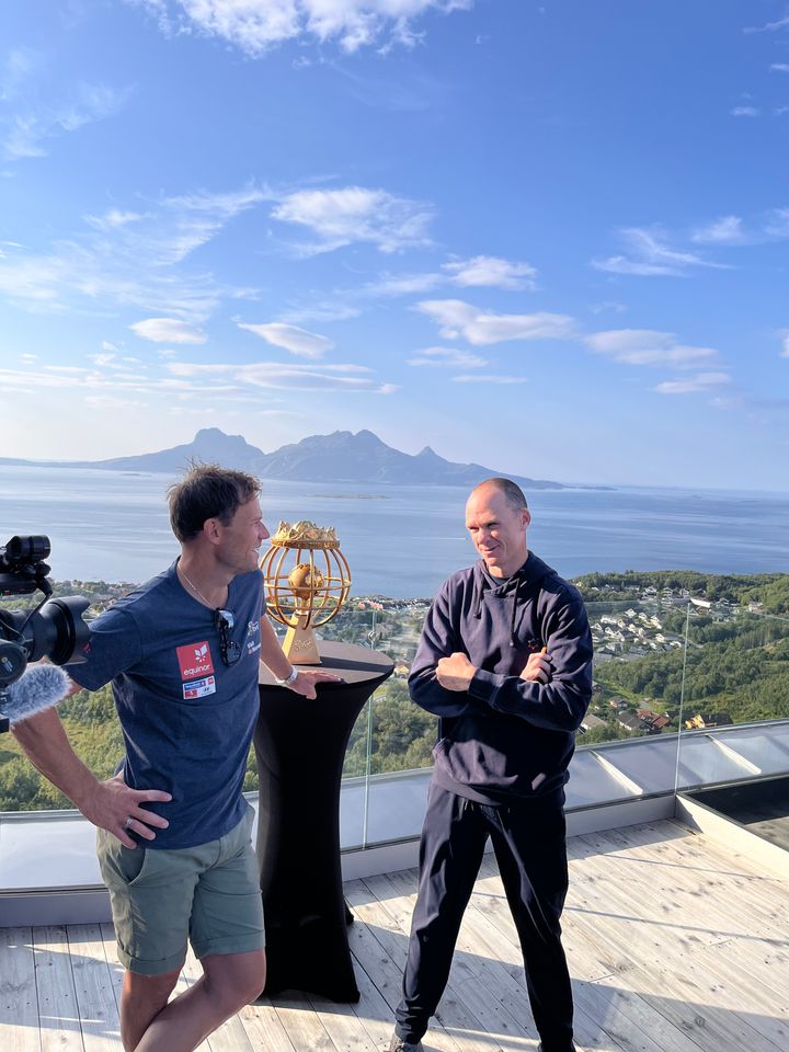 FROOME OG HUSHOVD: Verdensmester Thor Hushovd og fire ganger Tour de France-vinner Chris Froome slo av en prat på toppen av Wood Hotel Bodø lørdag. Froome var imponert over utsikten, og mener Arctic Race of Norway er ganske unikt.