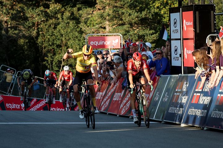 VINNER: Magnus Cort satte inn en formidabel sluttspurt og syklet først over mål på fjerde og siste etappe av Arctic Race of Norway, og tok med det sin første sammenlagtseier som proffsyklist.