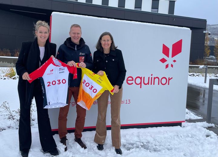 FORLENGER SAMARBEIDET: Sponsorsjef The Moen i Equinor (t.v), daglig leder Knut-Eirik Dybdal i Arctic Race of Norway og områdedirektør for Utforskning og produksjon nord Grete Birgitte Haaland i Equinor, har forlenget samarbeidet mellom Arctic Race of Norway og Equinor til 2030.