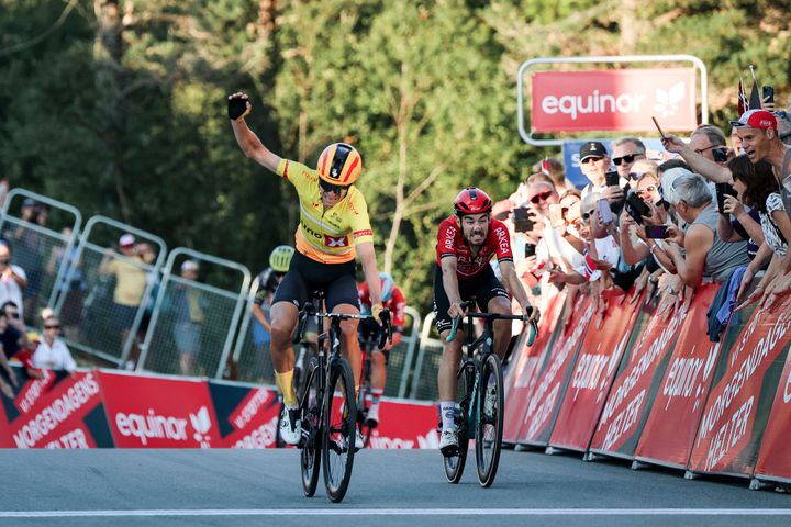 STERKT FELT: 10 lag som deltar i Tour de France kommer også til Arctic Race of Norway. Her går Magnus Cort på Uno-X Mobility først i mål på den siste etappen i Bodø i 2024. Cort vant også rittet sammenlagt.