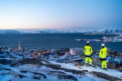 ENGASJEMENT I NORD: Aibel har en lang historie i Nord-Norge, her representert ved Hammerfest. Nå styrker selskapet sin tilstedeværelse ytterligere gjennom samarbeidet med sykkelrittet Arctic Race of Norway.