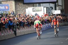 TRONSKIFTE: Mange husker nok da Alexnder Kristoff på ikonisk vis spurtslo Thor Hushovd i Tromsø i 2014, og med det varslet et tronskifte i norsk sykkelsport. Nå kommer Kristoff tilbake til Tromsø.