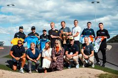 KLAR FOR SYKKELFEST: Den første vinneren av Arctic Race of Norway, Thor Hushovd, flankert av to andre vinnere, Andreas Leknessund (Uno-X) og Dylan Teuns (Cofidis). Til venstre for Leknessund står Tom Pidcock (Q36.5), Alexander Kristoff (Uno-X) og Clément Champoussin (Astana). Til høyre for Teuns står Eddie Dunbar (AlUla) og Kevin Vermaerke (Picnic). Foran fra venstre er Dag Otto Lauritzen, ordfører Else Marie Stenhaug i Harstad, næringsminister Cecilie Myrseth, fylkesordfører Kristina Torbergsen i Troms, fylkesrådsleder Svein Eggen Øiesvik i Nordland og daglig leder Knut-Eirik Dybdal.