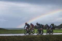 REGN: Til tross for regn på den første etappen, mener dagens vinner Corbin Strong at Norge er et vakkert land å sykle i.