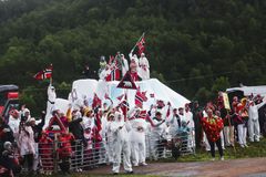 FOLKELIV: Som vanlig under Arctic Race of Norway hadde folk stilt opp langs løypa med flagg, kostymer og artige påfunn.