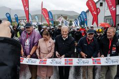 ÅPNING: Statsminister Jonas Gahr Støre foresto den offisielle åpningen av rittet sammen med næringsminister Cecilie Myrseth, fylkesrådsleder Svein Øien Eggesvik (t.h) i Nordland og fylkesordfører Hans Jacob Bønå (t.v.) i Finnmark.