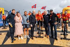 FOLKELIV: Statsminister Jonas Gahr Støre fikk oppleve folkelivet sammen med TV 2s Dag Otto Lauritzen langs løypa på den første etappen.