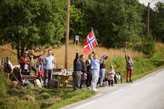FOLKEFEST: Folk hadde pyntet løypa med flagg og stilte opp i hpoetall for å heie rytterne frem på den andre etappen mellom Tennevol i Lavangen og Sørreisa.