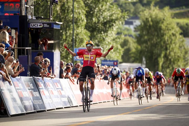 VINNER: Alexander Kristoff tok sin 98. proffseier på den andre etappen i Arctic Race of Norway i Sørreisa i dag.