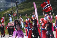 FOLKEFEST: Folk hadde funnet frem flagg og kostymer for å heie frem rytterne i Arctic Race of Norway langs løypa.