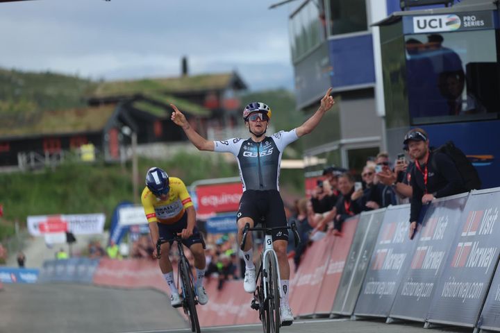 VINNER: Tom Pidcock feirer etter at han spurtslo sammenlagtleder Corbyn Strong opp bakken til Målselv fjellandsby på den tredje etappen av Arctic Race of Norway.