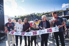 SNORKLIPPING: Fiskeri- og havminister Marianne Sivertsen Næss, Stortingsrepresentantene Erna Solberg og Sandra Borch, og fylkesordfører Kristina Torbergsen i Troms, klippet snora sammen med Thor Hushovd og rittsjef Knut-Eirik Dybdal før den tredje etappen av Arctic Race of Norway.