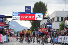VINNER: Fredrik Dversnes spurtet inn til seier foran sammelagtvinner Corbin Strong på den siste etappen i Tromsø