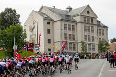FLAGG: Tromsø var pyntet med flagg på den siste etappen av Arctic Race of Norway.