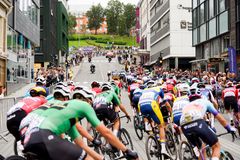 FOLKEFEST: Tilskuerne heiet frem rytterne i sentrum av Tromsø