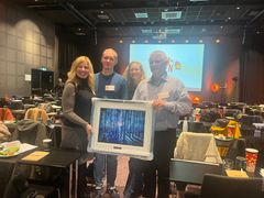 Glade prisvinnere som mottok kunstverk.