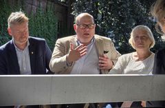 Bjørn Gimming, leder i Bondelaget (til venstre), Petter Haas Brubakk (i midten), administrerende direktør i NHO Mat og Drikke, og Anne Berit Aker Hansen (til høyre), forbundsleder i Norsk Nærings- og Nytelsesmiddelarbeiderforbund, er bekymret for rekrutteringssituasjonen i mat- og drikkebransjen.