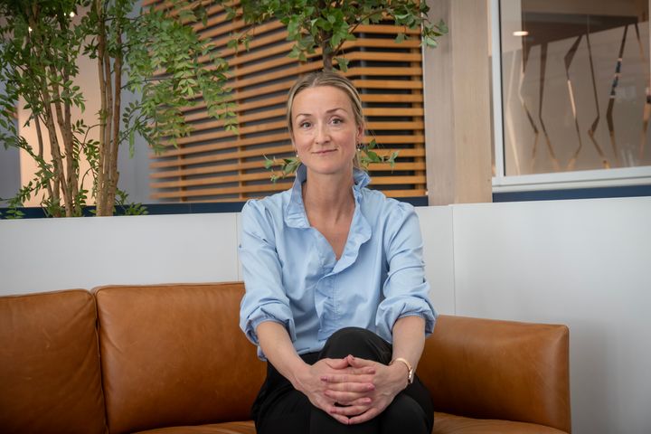 – Hvis målet er informerte forbrukere, mener vi priser og støttenivåer bør oppgis inklusiv mva., sier produktdirektør i Fjordkraft, Renate Larsen.