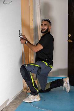 Den blide elektrikeren blir beskrevet som en solid fagmann, som leverer et profesjonelt arbeid og som alltid er blid og positiv.