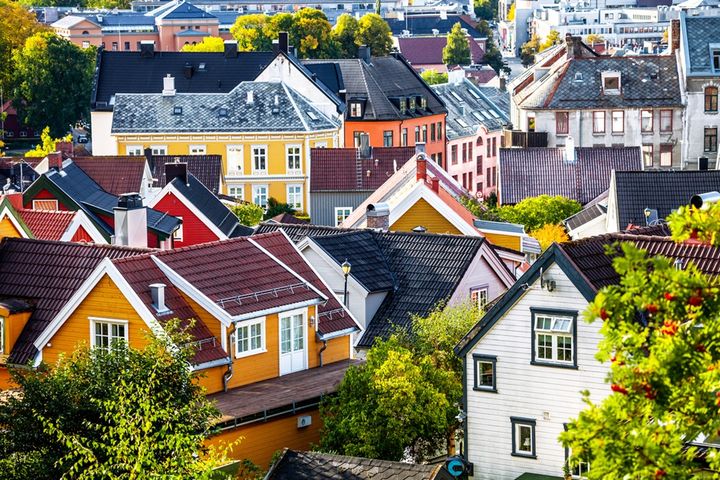 Flyfoto av flere norske boliger.