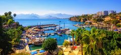 Unique ancient ruins and extensive beaches by the glittering sea, picturesque old towns and great hospitality: Turkey offers all this and much more. On almost every trip, the customer also stands at the harbor in the old town of Antalya and enjoys a panoramic view of the Taurus Mountains and the Mediterranean. Photo: iStock