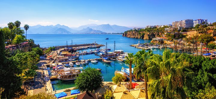 Unique ancient ruins and extensive beaches by the glittering sea, picturesque old towns and great hospitality: Turkey offers all this and much more. On almost every trip, the customer also stands at the harbor in the old town of Antalya and enjoys a panoramic view of the Taurus Mountains and the Mediterranean. Photo: iStock