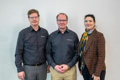 Managing Directors Pia Hobeck (right) and Horst Walther (left) welcome Edward Robinson to Naturinform. Robinson, a native of England, joined the company at the beginning of 2025 as the Director of International Business Development and is to further expand the export business of Naturinform.  Picture: Tom Brunner - tombrunner.de