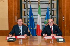 AVM Simon Ellard (ret.), NETMA General Manager (left) and Ralf Breiling, CEO of EUROJET (right) signing the contract for EJ200 engines for the Italian Air Force in Rome.