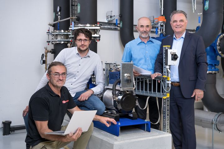 Innovation from Switzerland: The new water-cooled pump drive, developed by Andrea Luigi Campomilla, COO of Green, was put into operation in June 2025 in the presence of the project partners. From left to right: Waldemar Galazka and Falk Balbach from Dietz-motoren, Sepp Manser from smcooling, and Andrea Luigi Campomilla, COO of Green.