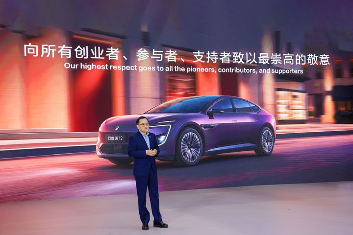 Zhu Huarong, Chairman of China Changan Automobile Group, speaks at the roll-off ceremony, honoring the pioneers, contributors, and supporters of the company.