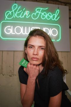 WELEDA Skin Food Model backstage att Paris Fashion Week
