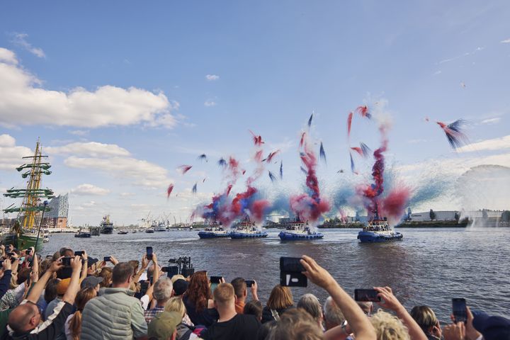 The unique tugboat ballet will be performing on Saturday, 9 May 2026, at the 837th HAMBURG PORT ANNIVERSARY. @Hamburg Messe und Congress / A. Woeckener
