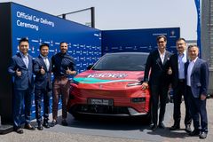 From left to right: Li Guoliang (GM of Brand & PR, Changan Automobile), Yin Yi (Head of Changan Europe), Ricardo Quaresma (Euro 2016 winner, former Portugal international), Vítor Baía, (former Portugal international goalkeeper), Mi Mengdong (VP, Changan Automobile), Li Yong (Economic & Commercial Counselor of the Embassy of the People's Republic of China in Portugal). Changan hands over a S05 PHEV to the Portuguese Football Federation, making the Federation the first in Europe to drive the model.