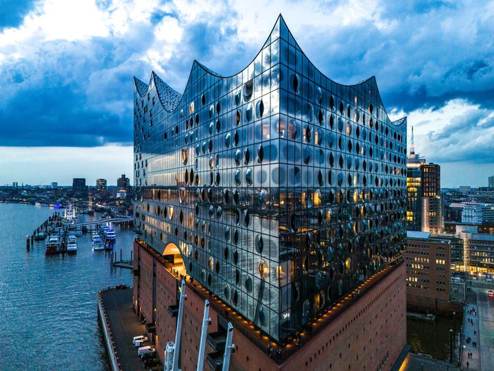 Success story of 10 years Elbphilharmonie Hamburg: annual attendance at classical concerts in Hamburg has tripled. 7.4 million people have attended 6,400 concerts, 29.5 million have visited the Plaza (Photo: Elbphilharmonie/Thies Raetzke)