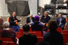 Panel discussion at Columbia University in New York: Speaking about the study "The Governance Performance of the Fifty States: The U.S. Berggruen Governance Index" were (from left): Prof. Helmut K. Anheier (UCLA), Prof. Robert Y. Shapiro, Prof. Adam Tooze (both Columbia), and Joseph C. Saraceno (UCLA). (Picture: Jason DeCrow/AP Content Services for DNA)