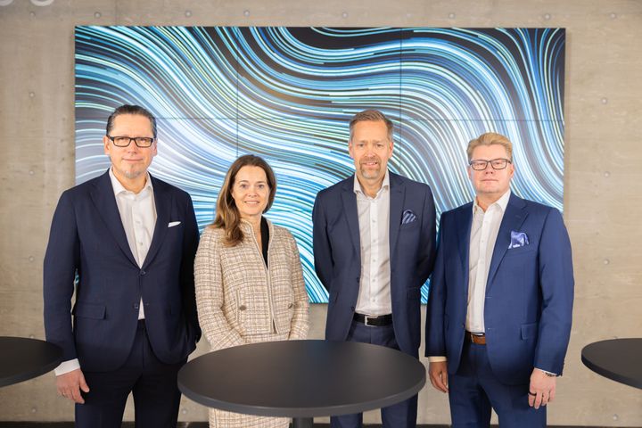 Remi Eriksen, konsernsjef DNV, Liv Hovem, direktør for Accelerator i DNV og Teemu Salmi, direktør i DNV Cyber samt Jari Niska, tidligere styreleder i Nixu.