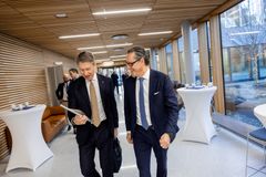 Energiminister Terje Aasland tas imot av DNVs konsernsjef Remi Eriksen og får et raskt innblikk i DNVs rapport - Energy Transition Outlook før lanseringen av rapporten i DNVs lokaler på Høvik torsdag formiddag.