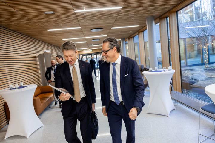 Energiminister Terje Aasland tas imot av DNVs konsernsjef Remi Eriksen og får et raskt innblikk i DNVs rapport - Energy Transition Outlook før lanseringen av rapporten i DNVs lokaler på Høvik torsdag formiddag.