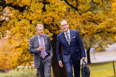 Jon Fredrik Baksaas, styreleder i Stiftelsen Det Norske Veritas (til venstre) og Remi Eriksen, konsernsjef i DNV og daglig leder i Stiftelsen Det Norske Veritas vil med det nye fondet og eksisterende støtteordninger, styrker stiftelsen sin rolle som pådriver for kunnskaps- og samfunnsutvikling.