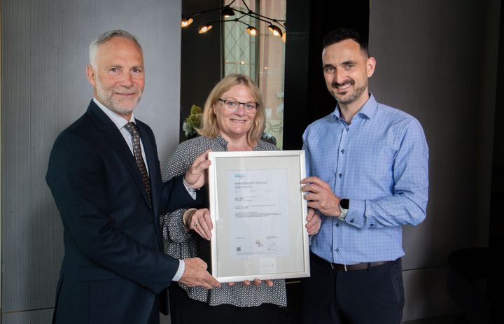 Fra venstre: Erik Winther, Country Manager, DNV Business Assurance Norway, Runa Hoff, Head of Quality Management i Itera og Oliver Nemčík, Group Information Security Manager i Itera.