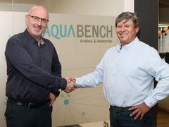 Rikard Albrigtsen, DNV, og Joel Leal, Aquabench, markerer avtalen mellom DNV og det chilenske analyseselskapet Aquabench.