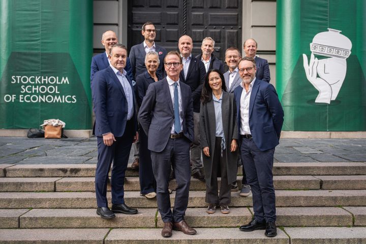 Avtalen skal styrke nordisk samarbeid innen digital motstandskraft, cybersikkerhet og fremtidens ledelse. Her fra signeringen ved Handelshögskolan i Stockholm. Fra venstre: Arve Johan Kalleklev, DNV Klas Bendrik, DNV Stefan Haefliger, SSE Liv Hovem, DNV Lars Strannegård, SSE Staffan Holmberg, SSE Mårten Edenroth, DNV Soki Choi, DNV Magnus Mähring, SSE, Martin Carlsson-Wall, SSE Bobby Lundqvist, SSE