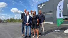 Bak fra venstre: Tom Harald Rudberg (daglig leder i Ragn-Sells Autoparts), Ola Holter (Udnes & Holter Entreprenør) og Peter Sundbø Norreen (prosjektleder i Ragn-Sells). Foran fra venstre: Pål Hansen (direktør i Ragn-Sells Autoparts) og Tove Nyhus (ordfører i Nes kommune).