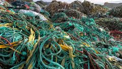 Dårlig vær, redskap som setter seg fast, og andre forhold gjør at fiskere mister redskap på havet. Forskere fra NTNU anslår at norske fiskebåter mister nær 400 tonn tau hvert år i norske farvann. Rundt 2 700 tonn utrangert tauverk leveres til mottak, men lite av det kan gjenvinnes i dag. Om ikke mer tau kan resirkuleres, blir den blå næringen aldri grønn, mener forskerne.
