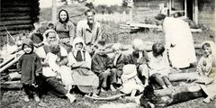 Mange munner å mette i familier med store barnekull. Dette er en russisk familie i 1890-årene, fra boken his “Russian then and now, 1892-1917” av Francis B. Reeves.